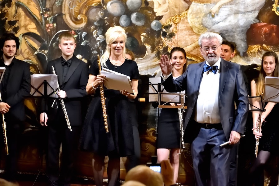 Sir James and Lady Jeanne Galway with the flutes Ensemble