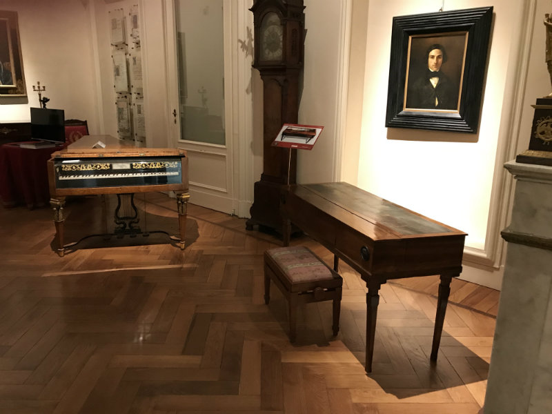 04 Il fortepiano dipinto accanto al Fritz della fondazione Magnani